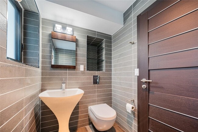 Building Photo - 1351 Bay Terrace