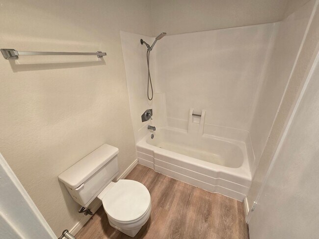 Building Photo - Beautifully Renovated Ground-Floor 2 Bedroom – Over 900 Sq. Ft.!