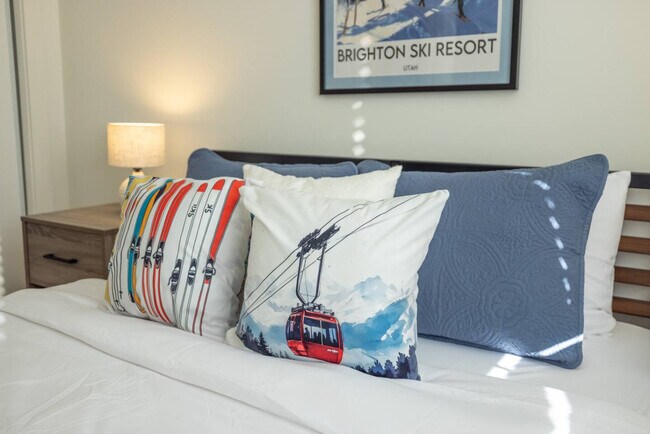 Building Photo - 1157 E Sego Lily Dr