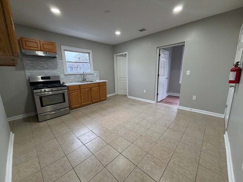 Building Photo - 100 Warren St