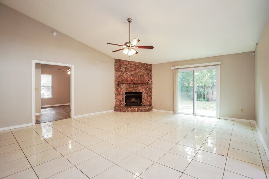 Building Photo - 8228 Honeysuckle Ln