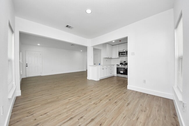 Building Photo - 1203 W 6th St