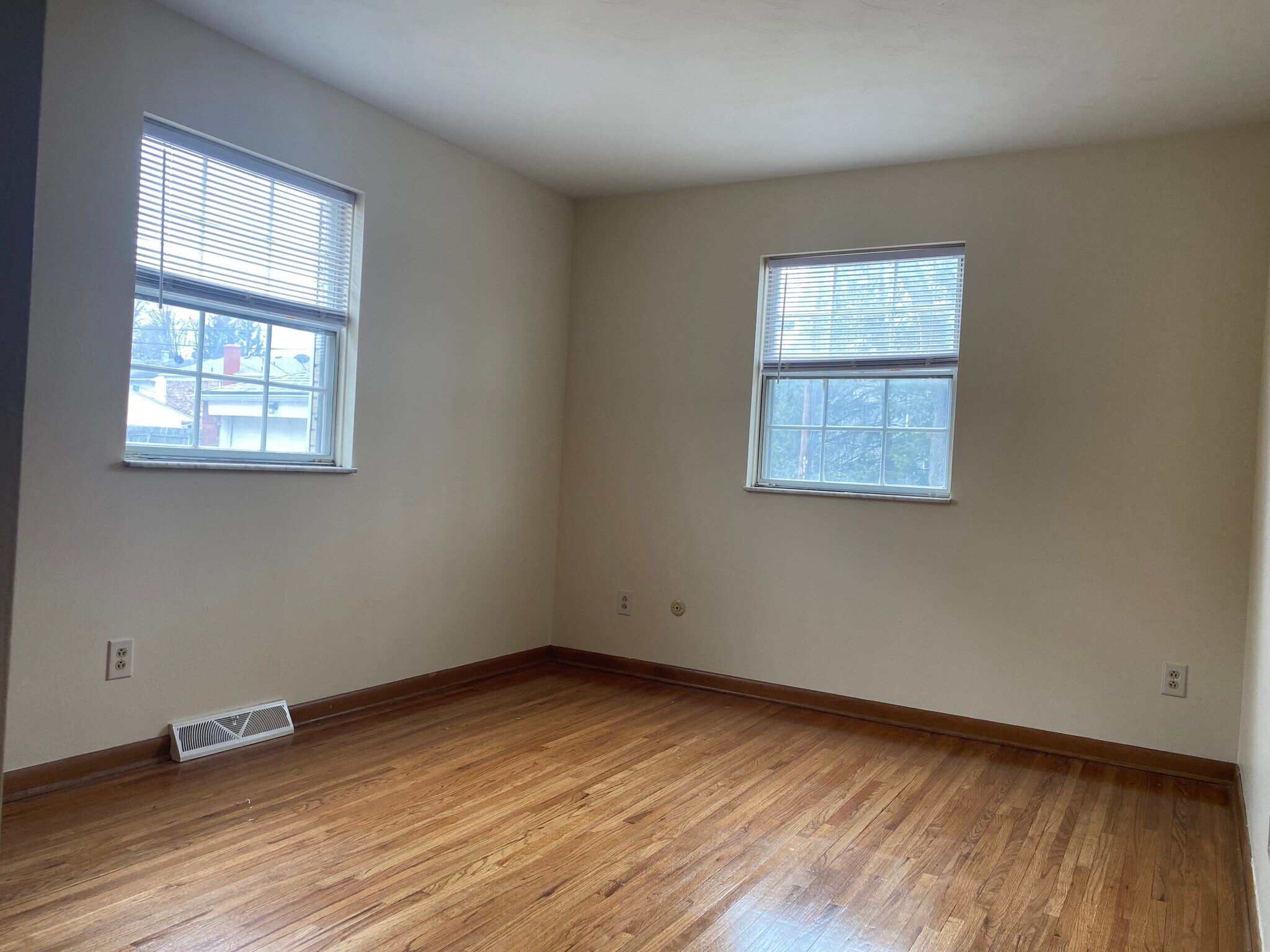 Building Photo - 3933 Clareridge Dr