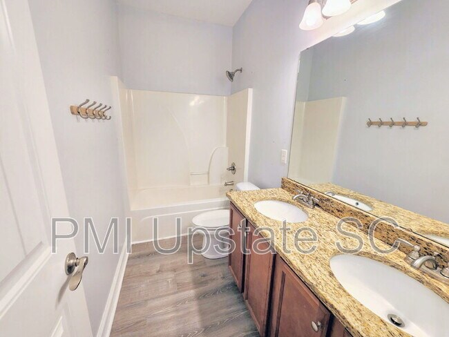Building Photo - 1039 Blythwood Dr