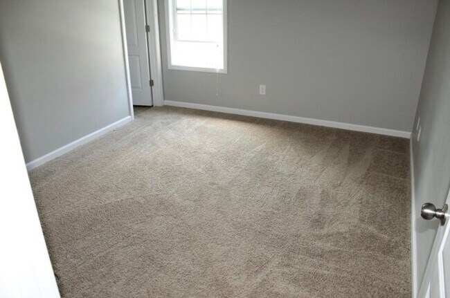 Building Photo - Like New Townhome!