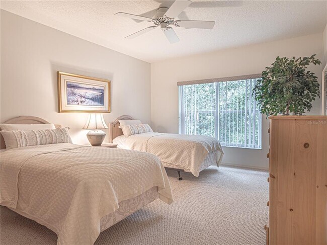 Building Photo - 920 E Lake Dr