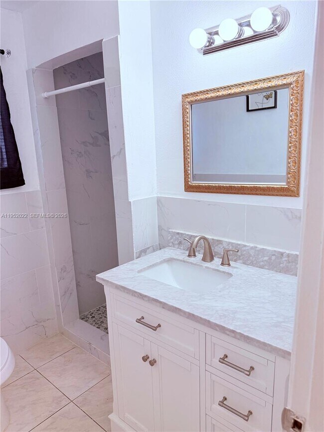 Building Photo - 824 SW 12th Ct