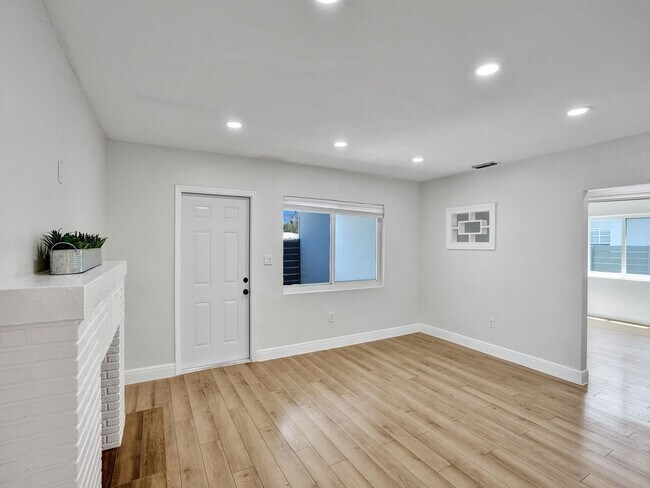 Building Photo - 1713 NE 15th Ave