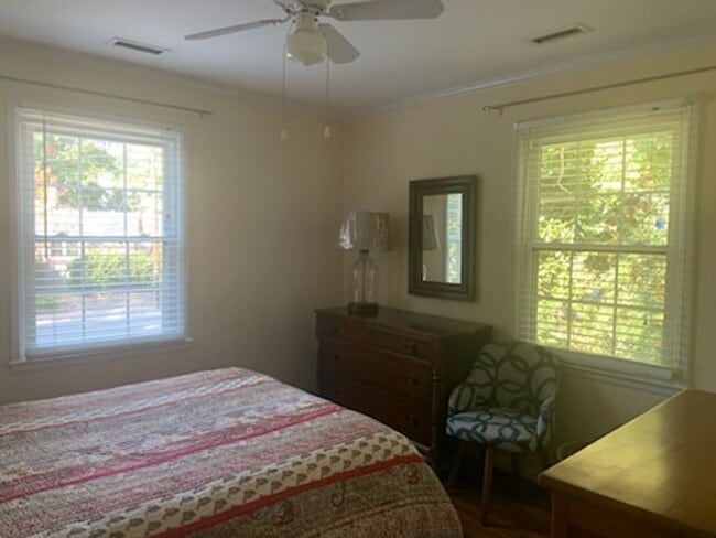 Building Photo - Check out this CHARMING 1BR/1BA Now Availa...