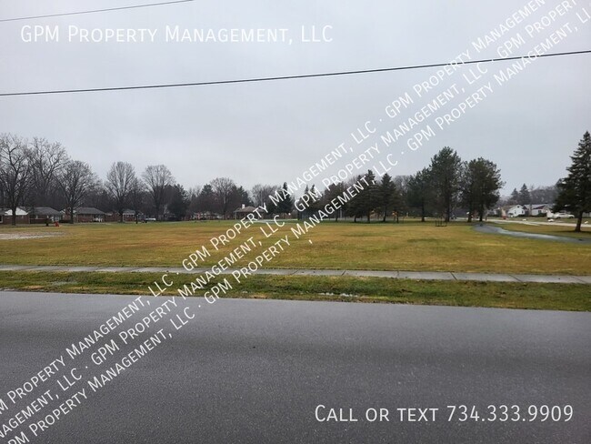 Building Photo - Home in Southfield!