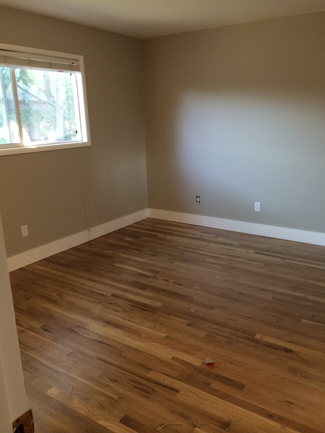Building Photo - Super cute top level 1 bed w/ washer/dryer...