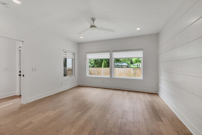 Building Photo - 904 Cahal Ave