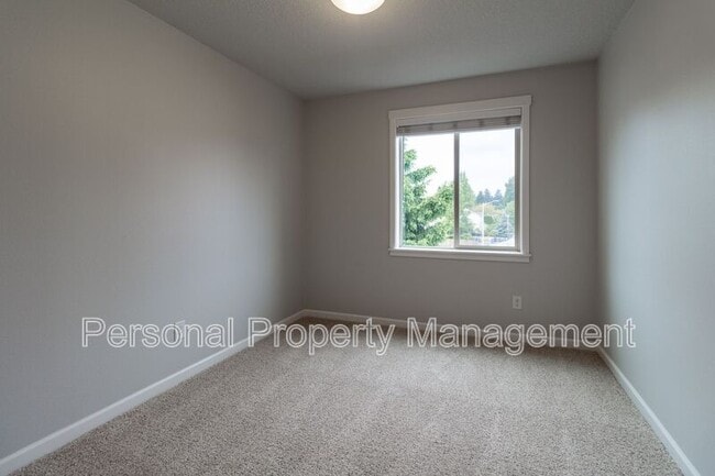 Building Photo - 5828 NE 56th Pl