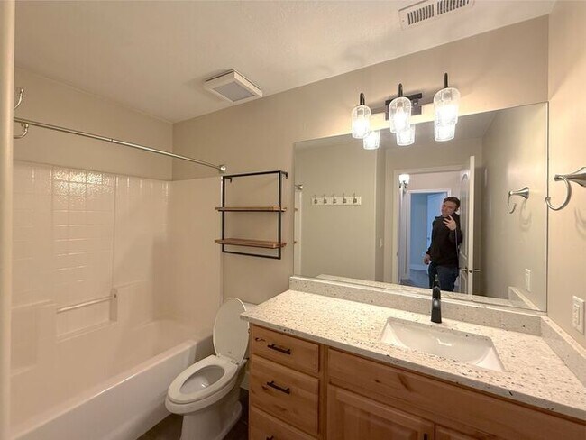 Building Photo - 3 bed, 2 bath home with 2 car garage