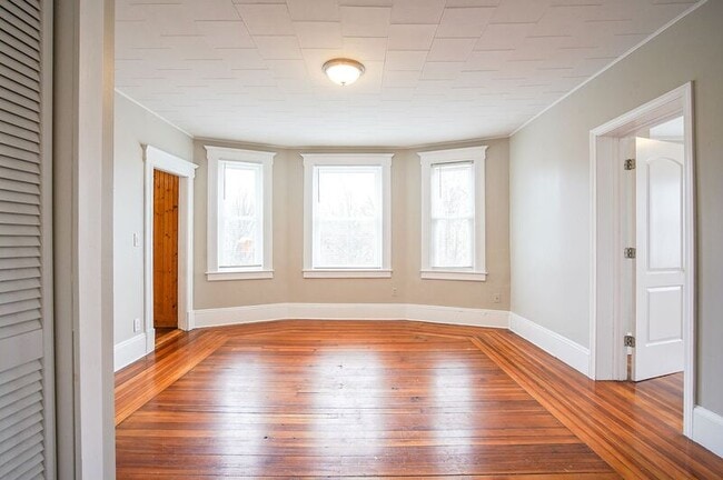 Building Photo - 10-12 River Street