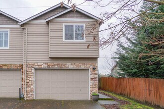 Building Photo - THREE BEDROOM TOWNHOME IN HAZEL DELL