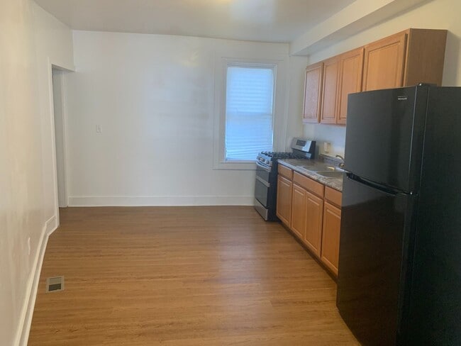 Building Photo - One bedroom Apartment! Video in Photos!