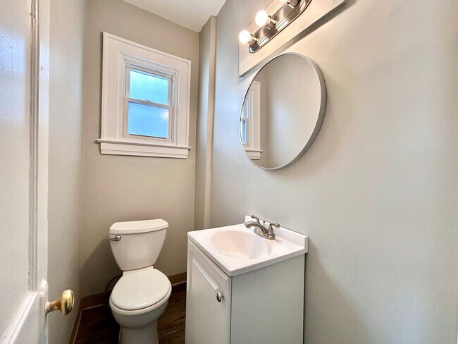 Building Photo - Spacious Four Bedroom Home in Southeast Grand Rapids