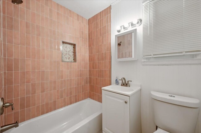 Building Photo - Cozy Duplex Unit with Fully Fenced Back Yard