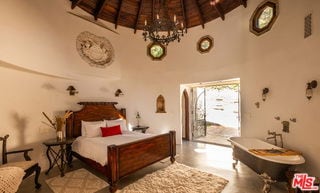 Building Photo - 8978 Wonderland Park Ave