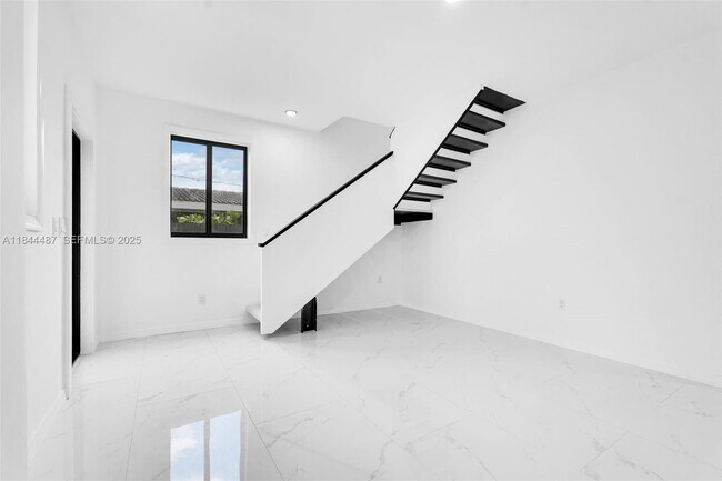 Building Photo - 972 SW 44th Ave