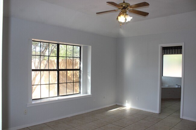 Building Photo - Charming 3-Bedroom Home in Jamesway Addition – Available Now!
