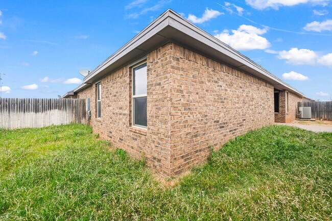 Building Photo - Beautifully Updated 3-Bed, 2-Bath, 2-Car Garage Duplex in Prime Lubbock Location!