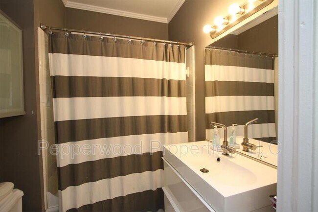 Building Photo - 664 Norwood St