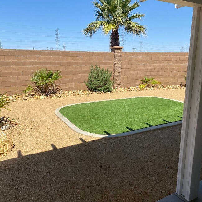 Building Photo - NEWER 4 BEDROOM VICTORVILLE HOME