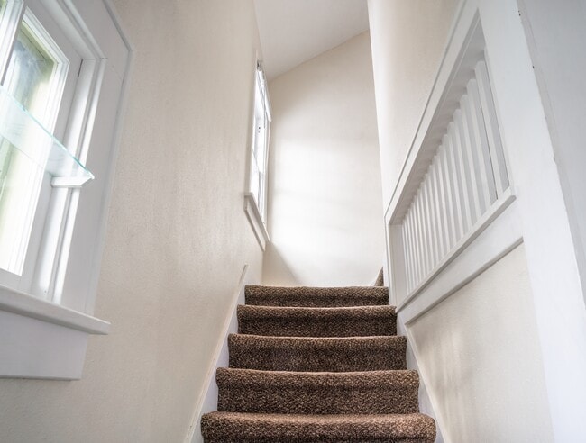 Building Photo - 712 W 22nd St