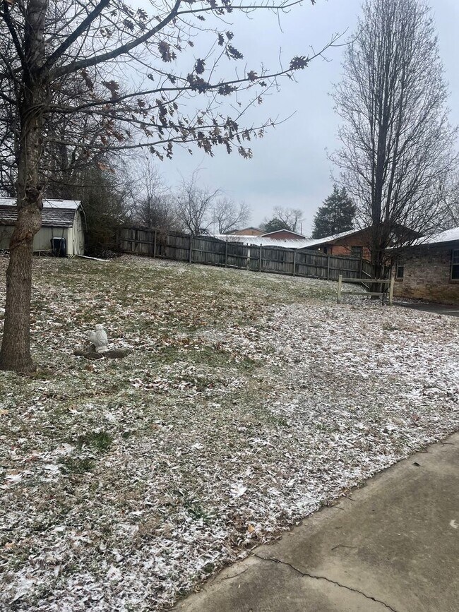 Building Photo - Knoxville 37918 - 3 bedroom, 1.5 bath home in Halls - Contact Lisa Vineyard and Shannon Russell (...