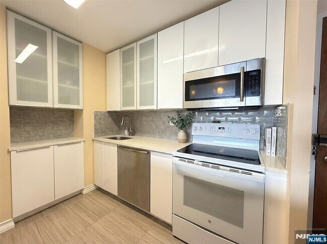 Building Photo - 770 Anderson Ave