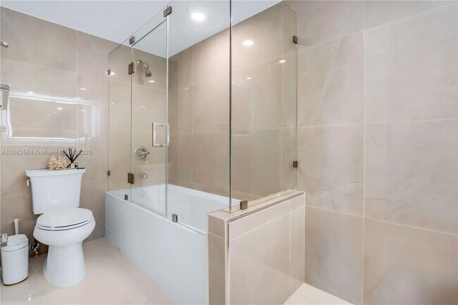 Building Photo - 3701 N Country Club Dr