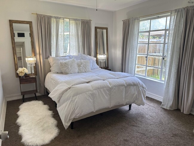 Building Photo - 3105 Sherwood Ln