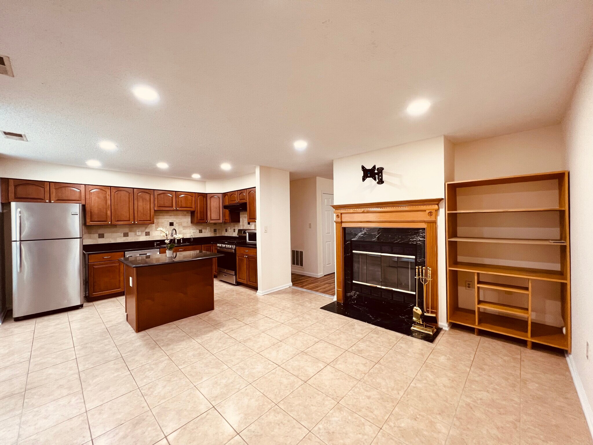 Kitchen & Family room - 25 Balboa Ln