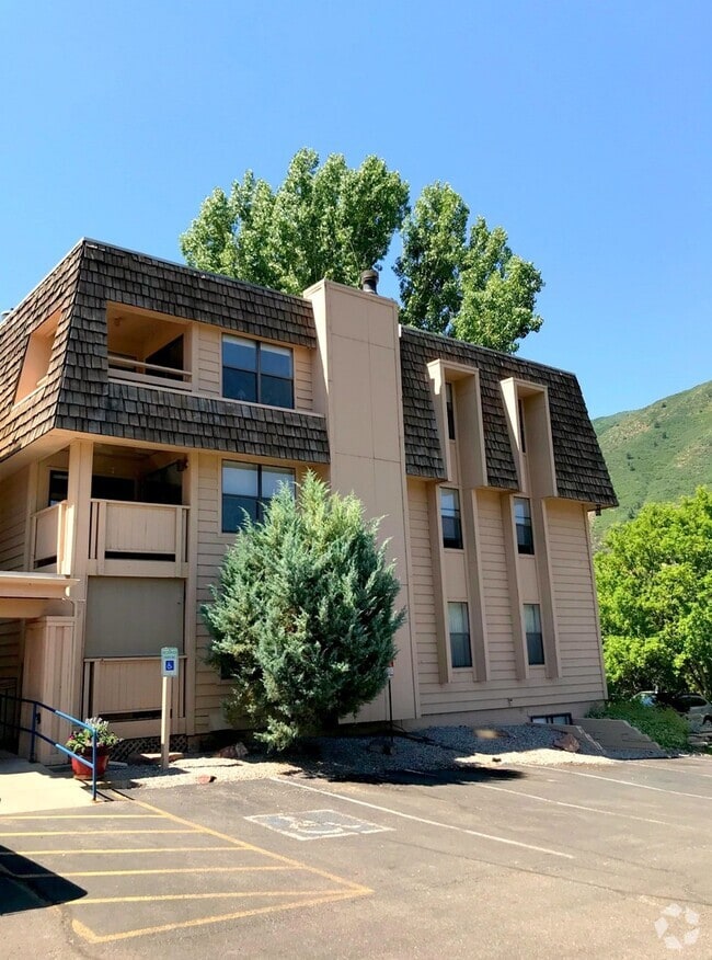 Building Photo - Spacious Condo in Secured Building – Prime...