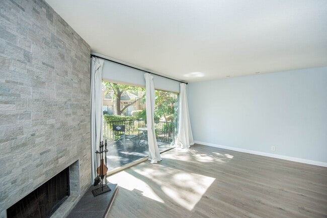 Building Photo - Huntington Beach Townhome