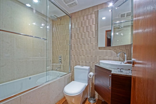 Guest Bath - 216 33rd Pl