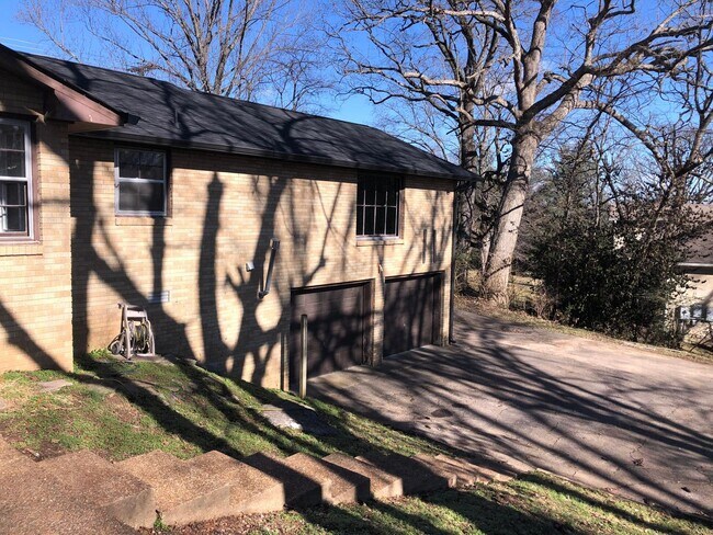 Building Photo - Charming single-level ranch home offers 4 bedrooms and 2 bathrooms in Brentwood