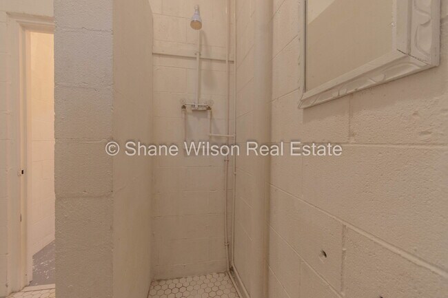 Building Photo - Commercial Property Ideal for Contractor t...