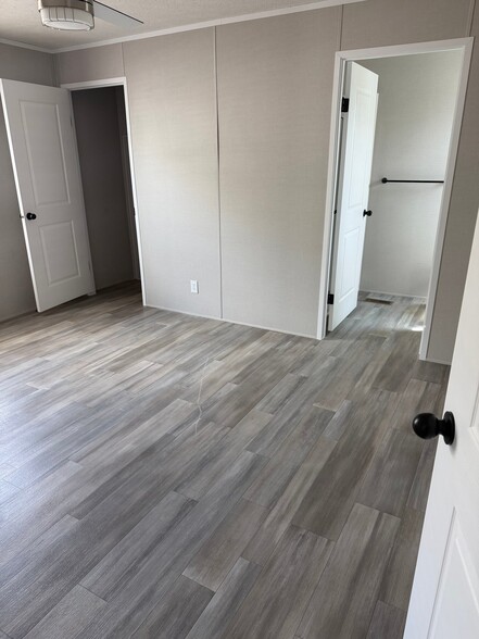 Building Photo - 14001 S Western Ave