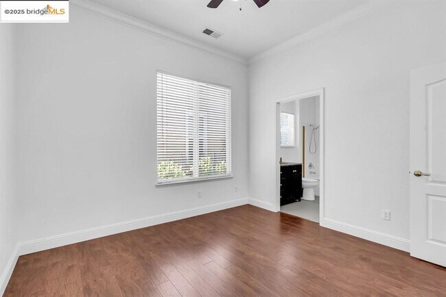 Building Photo - 909 Suntan Ln