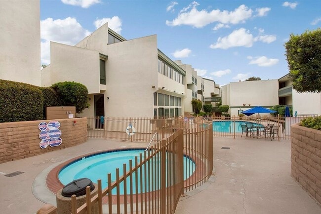 Building Photo - Modern Studio in BayHo - Can come fully furnished or unfurnished!