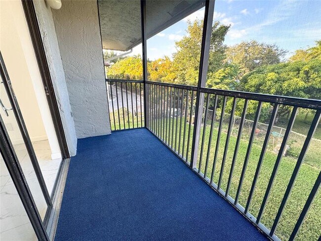 Building Photo - 10687 Royal Palm Blvd