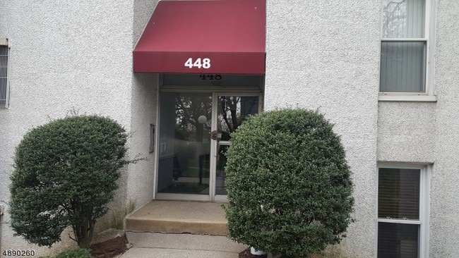 Building Photo - 448 River Rd