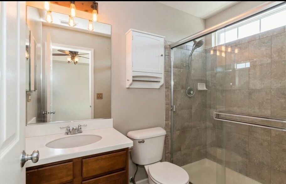 full bath - 416 S Jade Ln