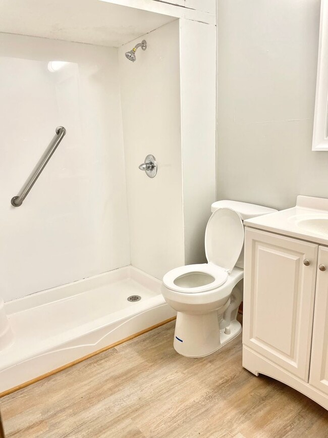 Building Photo - HUGE 3 Bed/2 Bath Home with your own private workshop + oversized garage