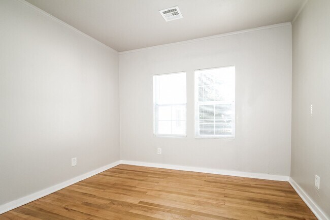 Building Photo - 206 W Kittyhawk Dr