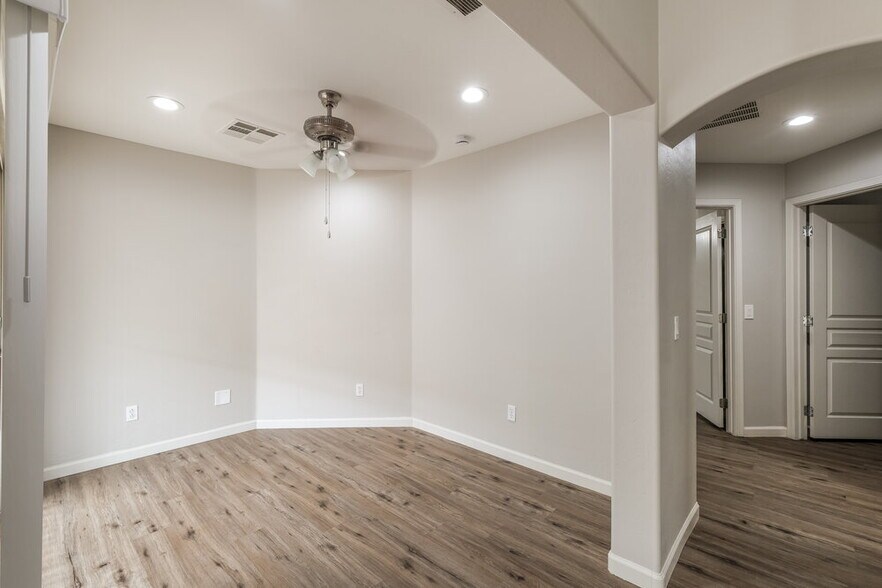 Building Photo - 7223 W Winslow Ave