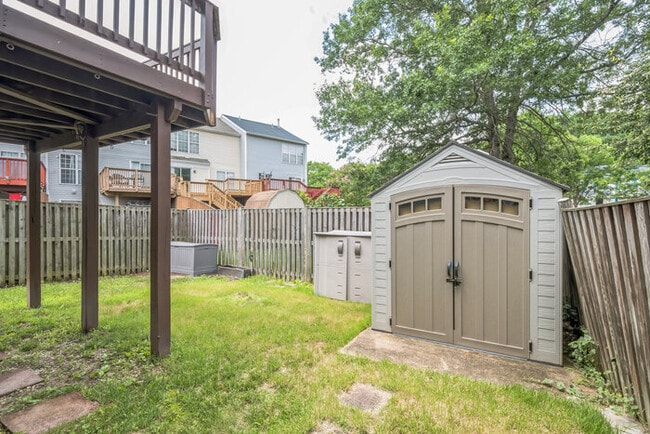 Building Photo - End Unit 3-Level Townhome in Millbrook Nei...